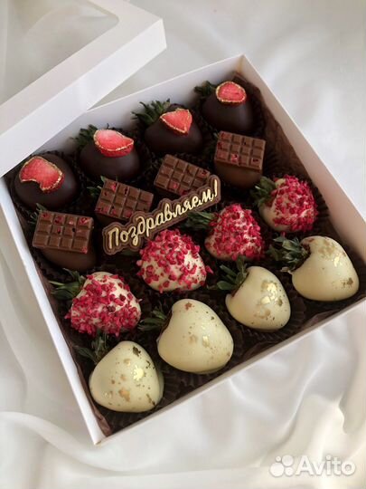 Финики, бананы в шоколаде, клубника в шоколаде