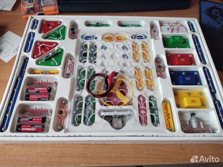 Электронный конструктор Знаток 320 схем