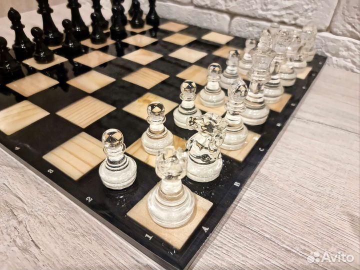 Шахматы ручной работы из смолы и дерева