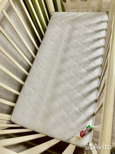 Детская кроватка с маятником и ящиком