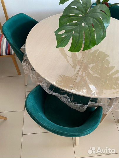 Стол и стулья из массива дерева