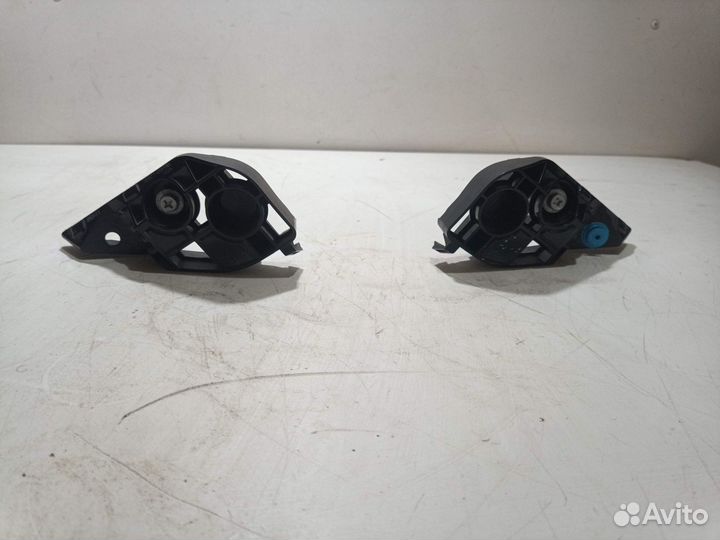 Кронштейн накладки двери багажника Toyota RAV4 40