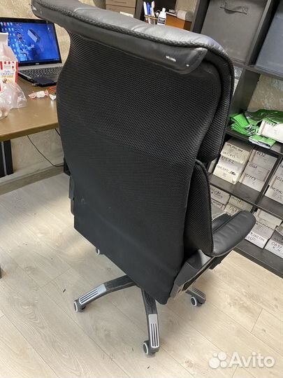 Офисное кожаное кресло руководителя