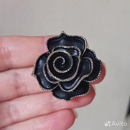 Брошь Chanel камелия