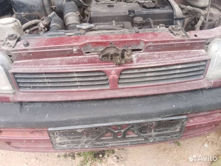 Решетка радиатора Mitsubishi Space Wagon 2