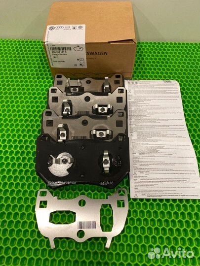 Передние тормозные колодки 80A698151C, 80A698151B