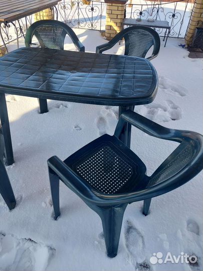 Стол и стулья из пластика