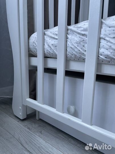 Детская кроватка с маятником