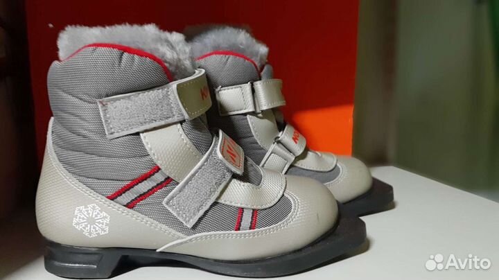 Лыжные ботинки детские 32 размер можно с лыжами