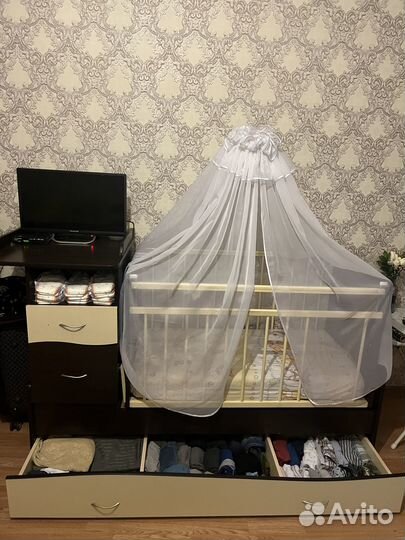 Кроватка с маятником+пеленальный стол