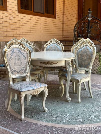 Стол и стулья