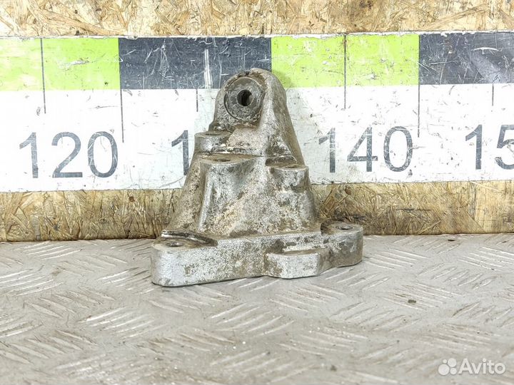 Кронштейн двигателя E 124