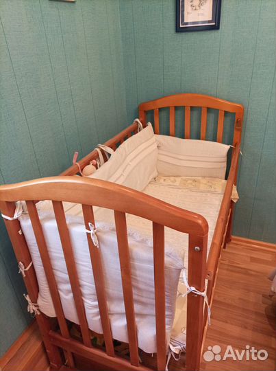 Детская кроватка с маятником