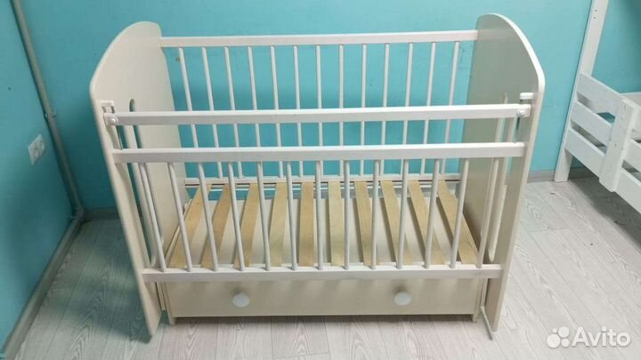 Детская кроватка с маятником и ящиком