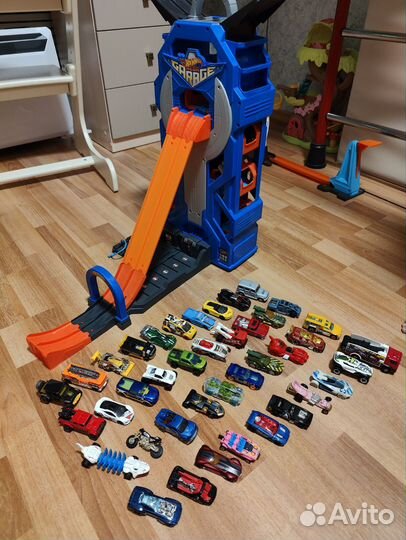 Гараж, машины и трек Hot Wheels