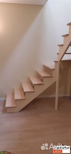 Парадная лестница между этажами