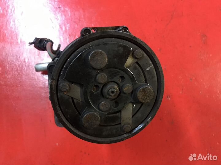 Компрессор кондиционера на Volkswagen Golf IV AZJ