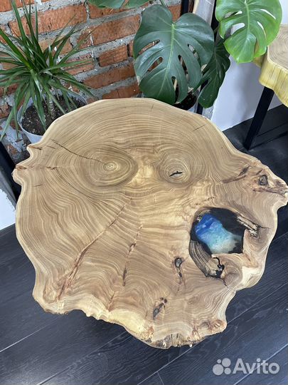 Стол из эпоксидной смолы и дерева