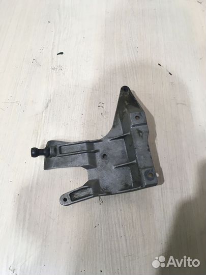 Кронштейн впускного коллектора Ауди А6 С6 2.0 tdi