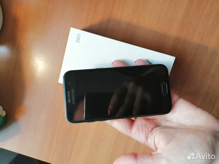 Продам Samsung galaxy a3 2017