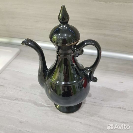 Глиняный кувшин для вина