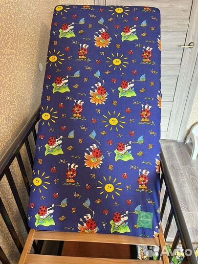 Детская кроватка с маятником и ящиком