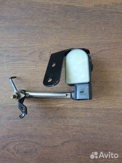 Датчик положения кузова Nissan Teana J32