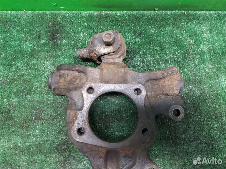 Кулак задний правый Lexus RX300 (MCU35) 2003