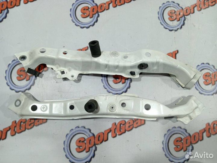 Планка над фарой передняя правая Toyota Prius