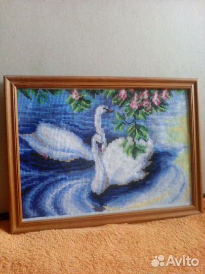 Картины,ручная вышевка,под стекло в рамках