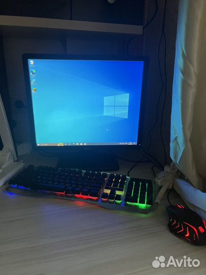 Компьютер с манитором, клавиатурой, мышкой