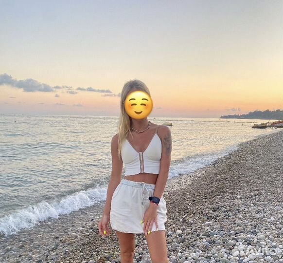 Комплект топ с чашками и джинсовая юбка