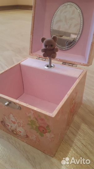 Музыкальная шкатулка с крутящимся медвежонком