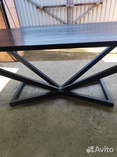 Кухонный обеденный стол из массива