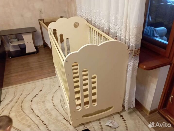 Детская кроватка с маятником