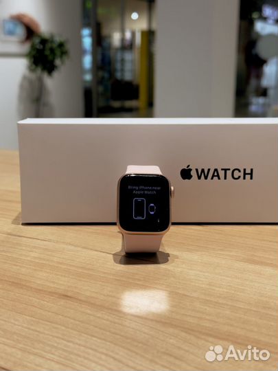 Часы Apple Watch SE 40mm GPS 2021 Gold