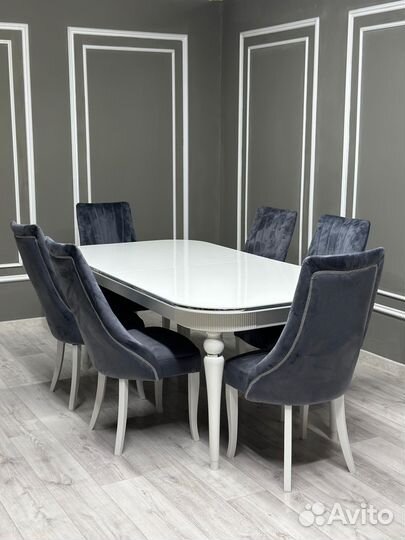 Стол и стулья в гостиную