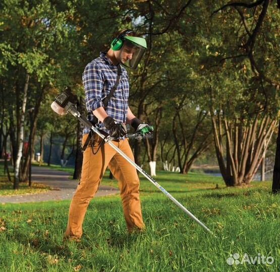 Покос травы мотокосой