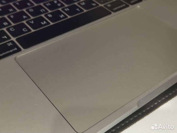 Macbook 13 pro 2016 (i5, 8gb RAM, 256gb SSD)