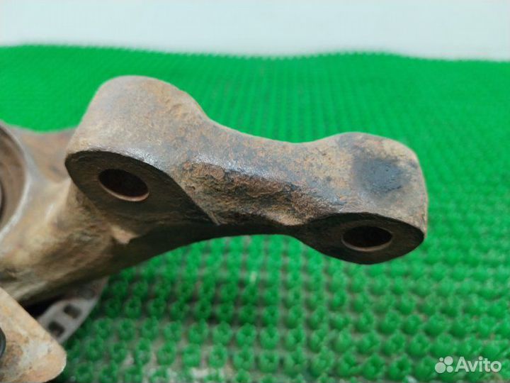 Кулак поворотный передний правый Volkswagen Golf 3