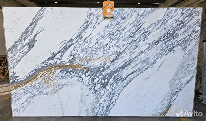 Слэбы белого мрамора