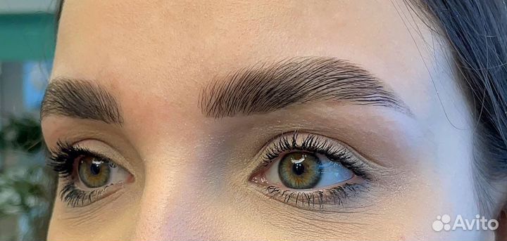 Модель на оформление бровей