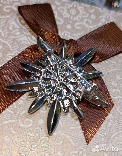 Брошь снежинка