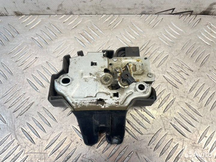 Замок багажника Toyota Corolla ZRE151L 1zrfe 2006