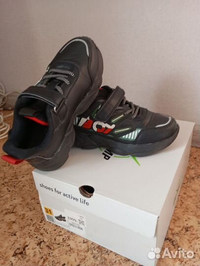 Продам детские кроссовки