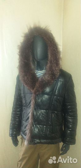 Зимний пуховик с меховым капюшоном