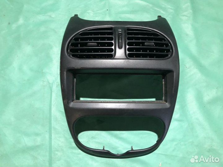 Центральная накладка торпедо Peugeot 206