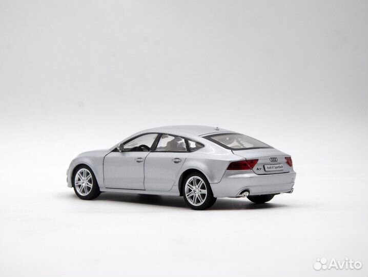 Машинка Audi A7 Sportback 1:24