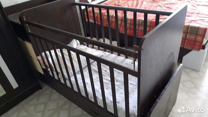 Детская кроватка с маятником