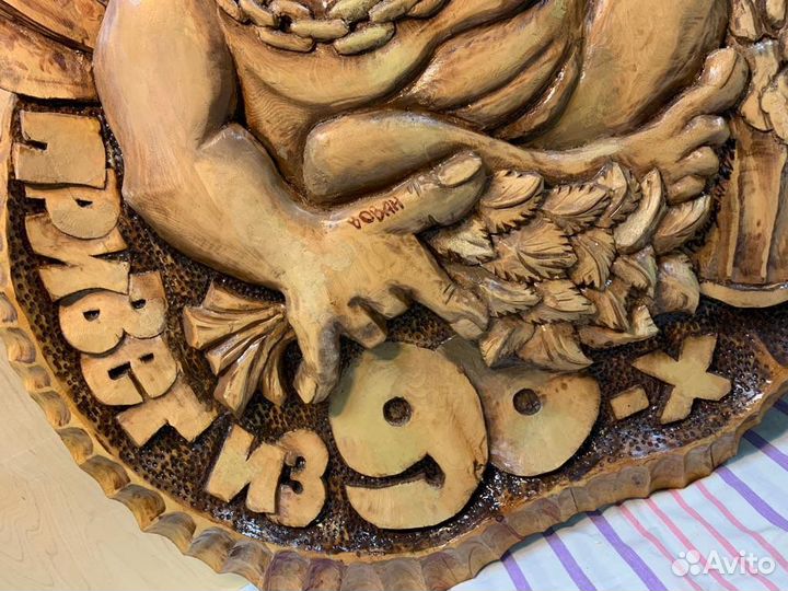 Резное панно из дерева